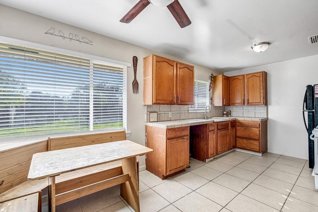 Image 7 of property listing at 4560 E Cambridge Avenue, Fresno, CA 93703