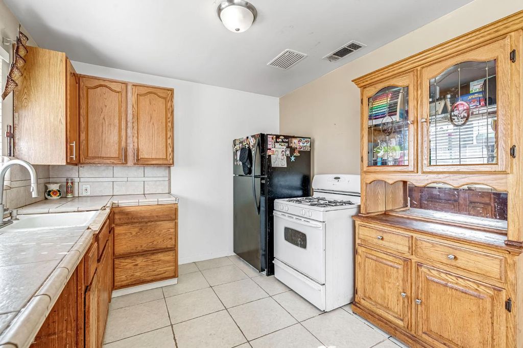 Image 8 of property listing at 4560 E Cambridge Avenue, Fresno, CA 93703