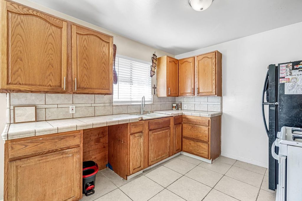 Image 9 of property listing at 4560 E Cambridge Avenue, Fresno, CA 93703