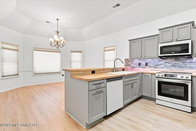 196 S Moore Crossing, Byhalia, MS 38611