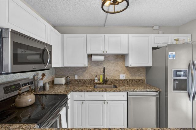 121 1st Terrace, Palm Beach Gardens, FL 33418