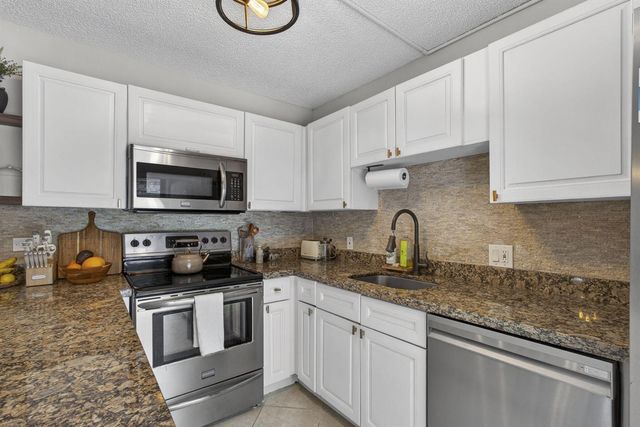 121 1st Terrace, Palm Beach Gardens, FL 33418