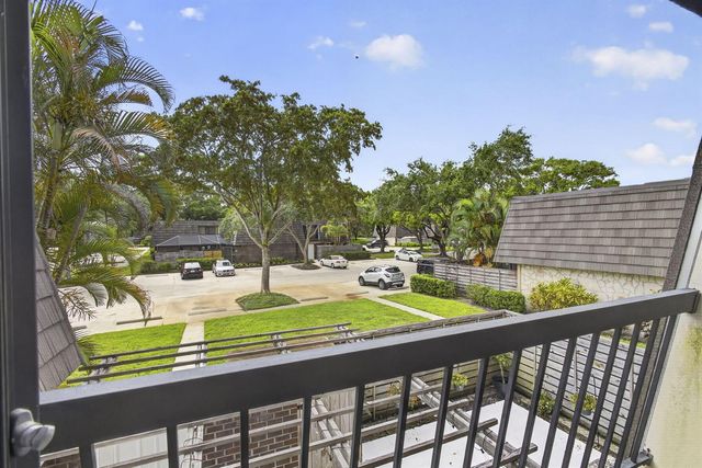 121 1st Terrace, Palm Beach Gardens, FL 33418