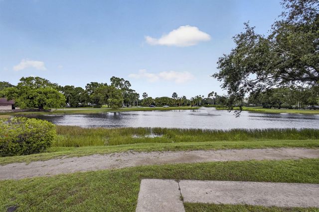 121 1st Terrace, Palm Beach Gardens, FL 33418