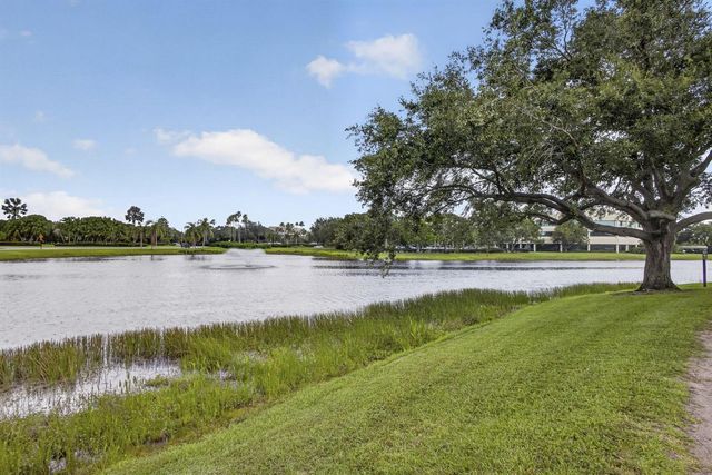 121 1st Terrace, Palm Beach Gardens, FL 33418
