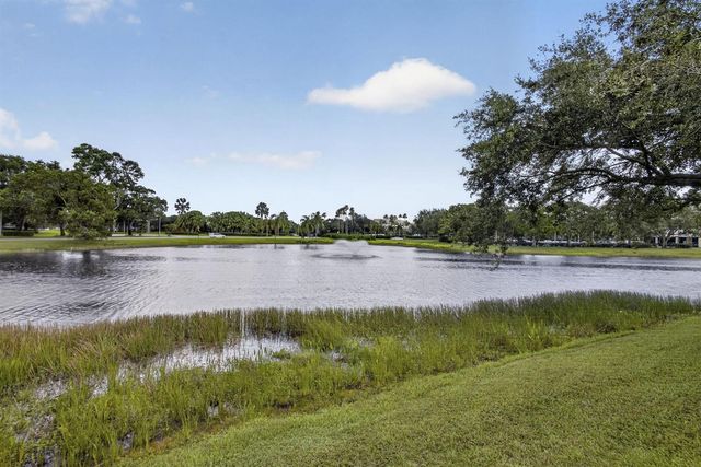 121 1st Terrace, Palm Beach Gardens, FL 33418