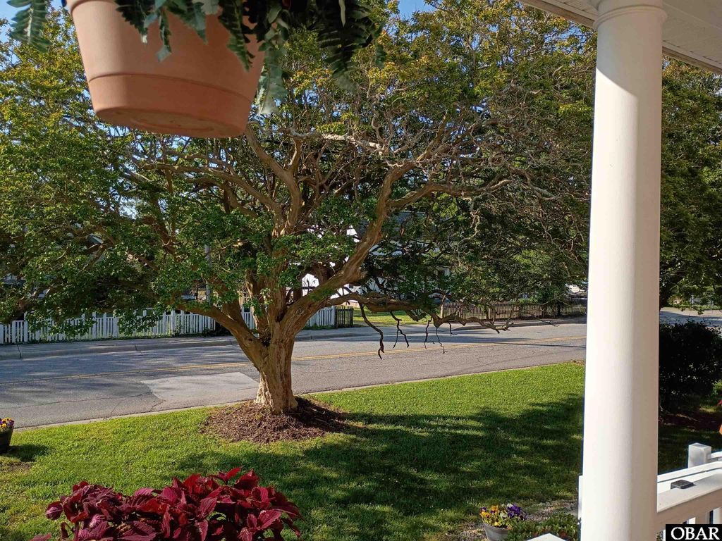 Image 5 of property listing at 511 Sir Walter Raleigh Street, Manteo, NC 27954