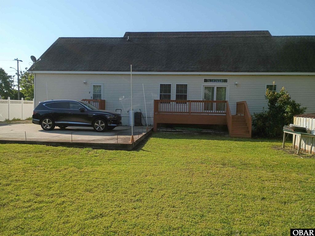 Image 10 of property listing at 511 Sir Walter Raleigh Street, Manteo, NC 27954