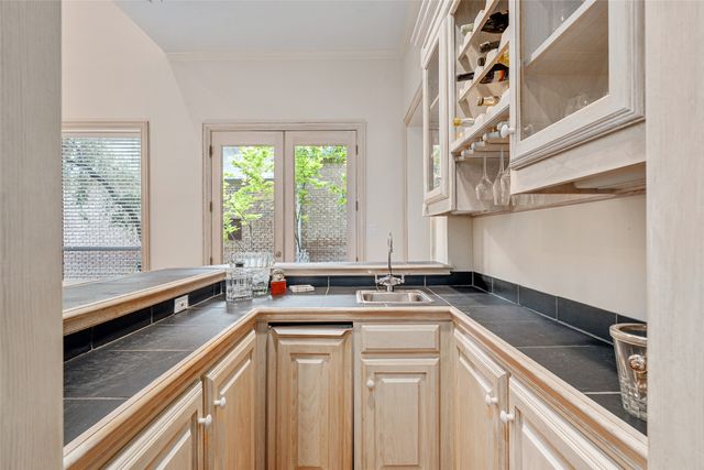 6 Glenheather Court, Dallas, TX 75225