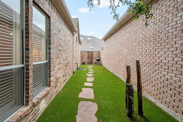 6 Glenheather Court, Dallas, TX 75225