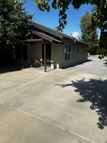 360, 364 N Cypress Street 2, Woodlake, CA 93286