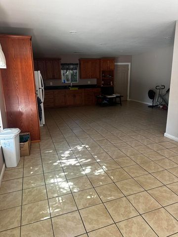 360, 364 N Cypress Street 2, Woodlake, CA 93286