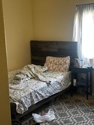 360, 364 N Cypress Street 2, Woodlake, CA 93286