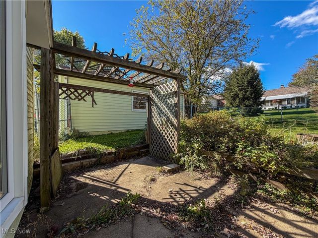 208 Roanoke Avenue, Austintown, OH 44515