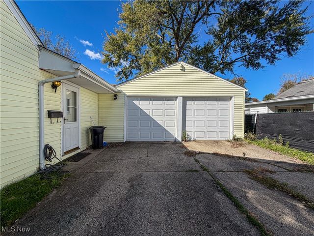 208 Roanoke Avenue, Austintown, OH 44515