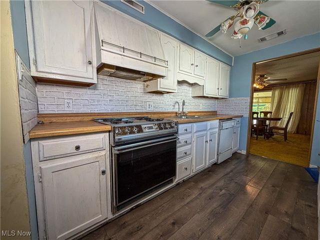 208 Roanoke Avenue, Austintown, OH 44515