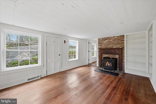 2674 FIVE POINTS RD, Marshall, VA 20115