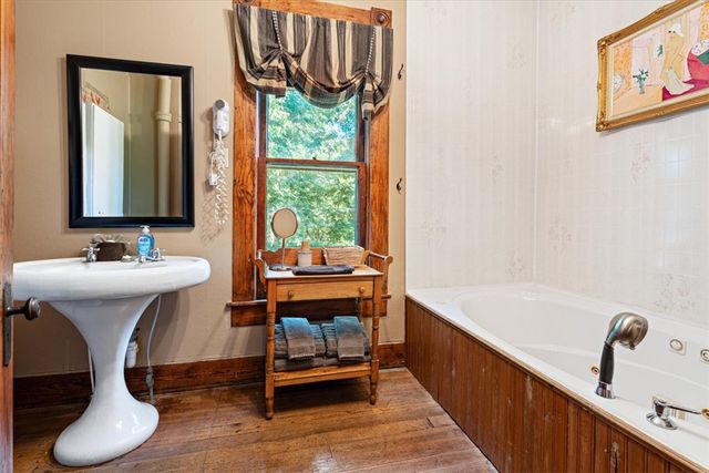 5 Summit Street, Eureka Springs, AR 72632