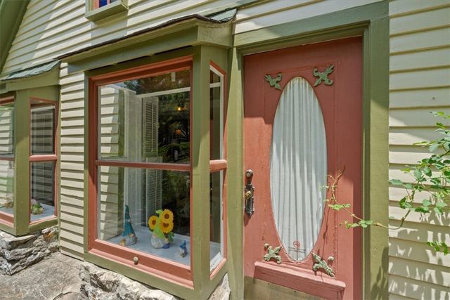 5 Summit Street, Eureka Springs, AR 72632