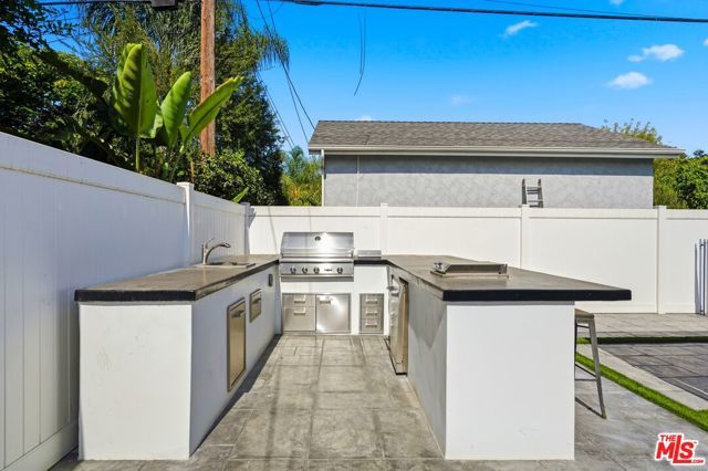 5735 Saloma Avenue, Los Angeles, CA 91411