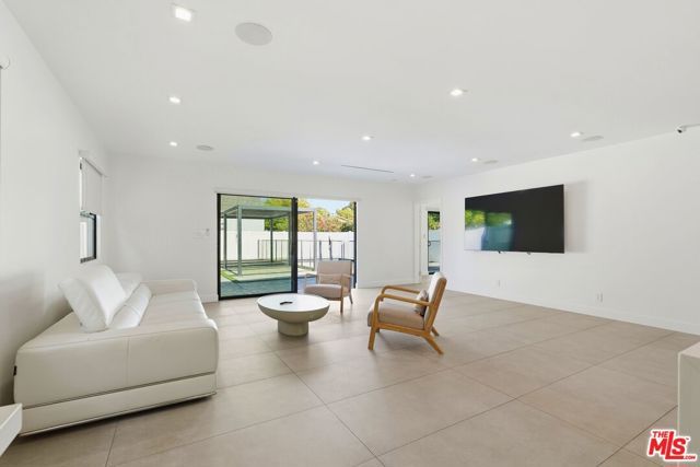 5735 Saloma Avenue, Los Angeles, CA 91411