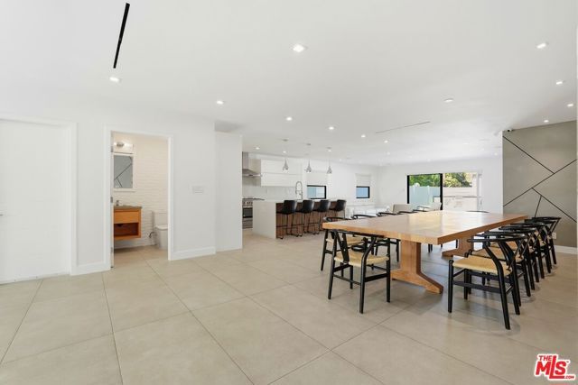 5735 Saloma Avenue, Los Angeles, CA 91411