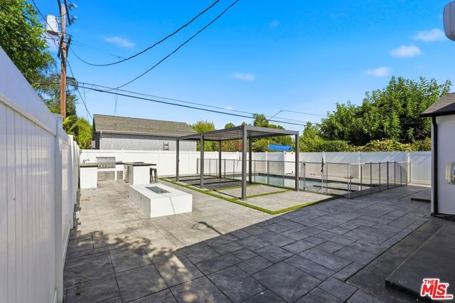 5735 Saloma Avenue, Los Angeles, CA 91411