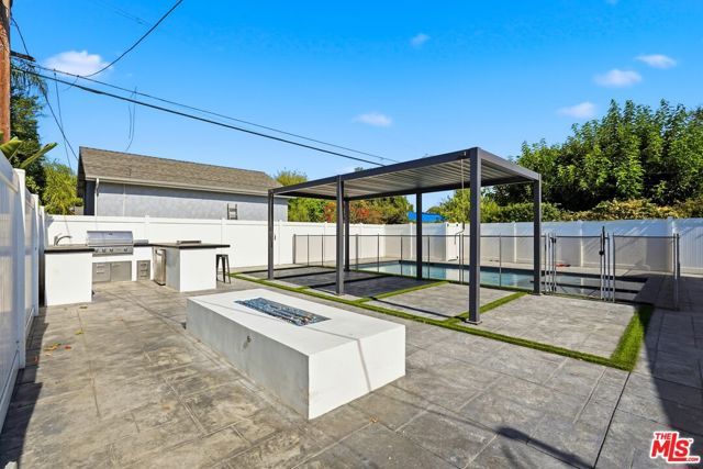 5735 Saloma Avenue, Los Angeles, CA 91411