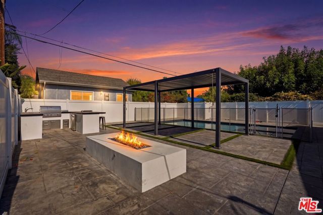 5735 Saloma Avenue, Los Angeles, CA 91411