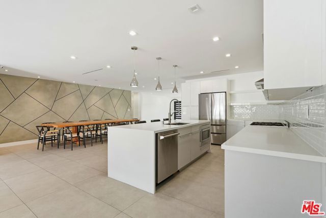 5735 Saloma Avenue, Los Angeles, CA 91411