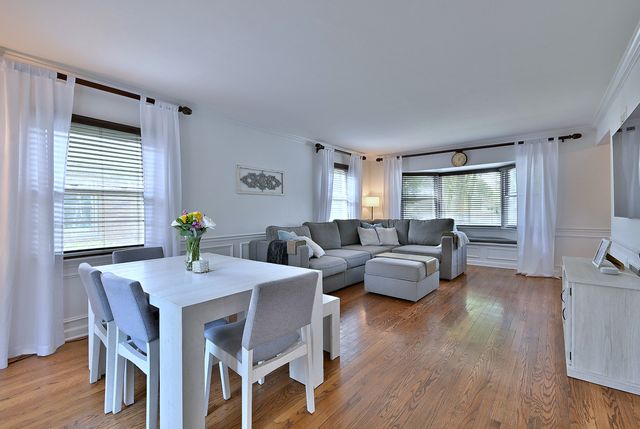 593 S Edgewood Avenue, Elmhurst, IL 60126