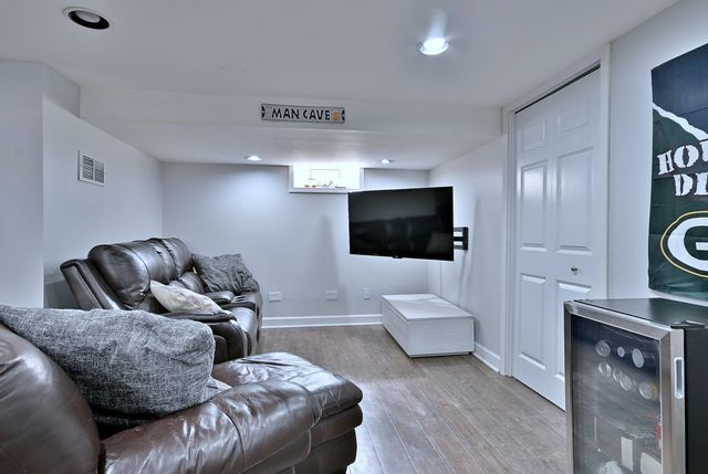 593 S Edgewood Avenue, Elmhurst, IL 60126