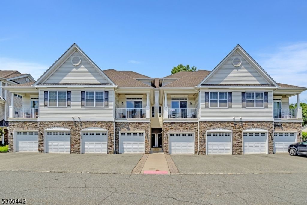 12 Elston Ct, Wanaque Boro, NJ 07420