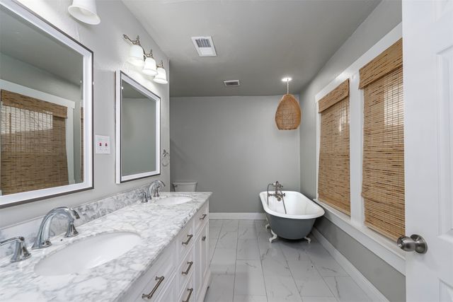 3240 Lipscomb Street, Fort Worth, TX 76110