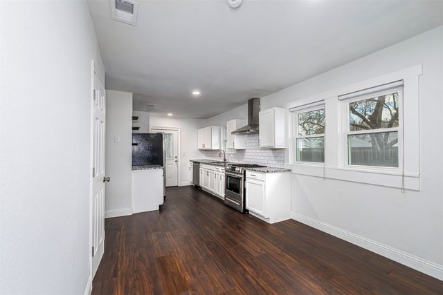 3240 Lipscomb Street, Fort Worth, TX 76110