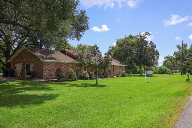 318 Peach Point, Jones Creek, TX 77541