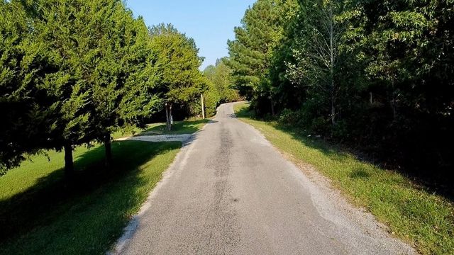 540 Rolling Oak Dr, Big Sandy, TN 38221