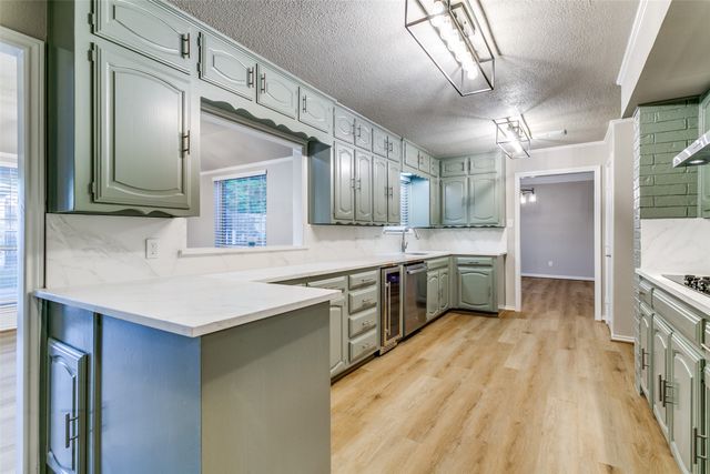 2 Linderhof Circle, Bedford, TX 76022