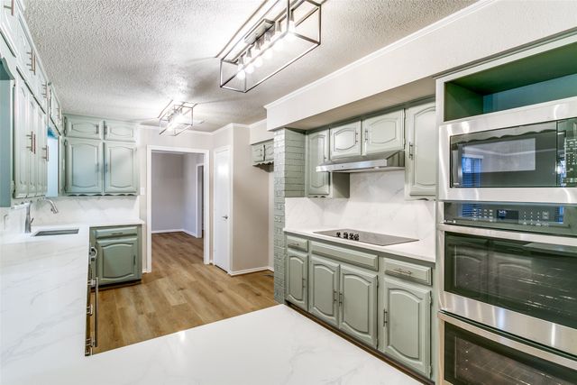 2 Linderhof Circle, Bedford, TX 76022