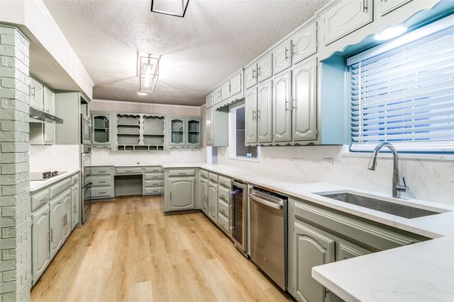2 Linderhof Circle, Bedford, TX 76022