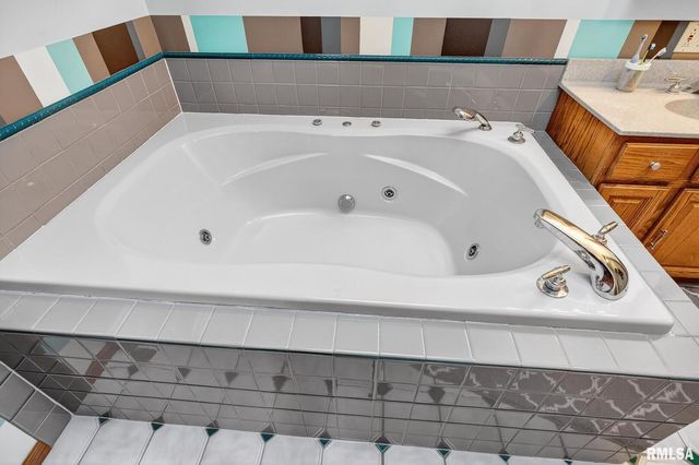 919 9TH Avenue, Fulton, IL 61252