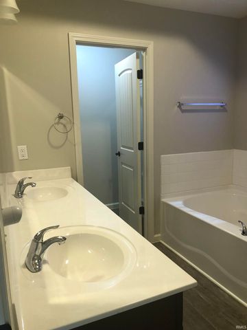1560 Glen Hollow Drive, Fort Wayne, IN 46814
