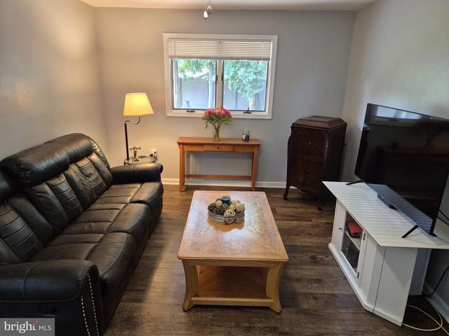 418 CHESTNUT ST, Delran, NJ 08075