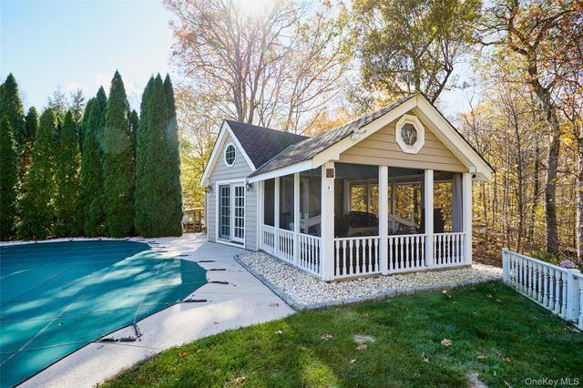 28 Heritage Court, Tuxedo Park, NY 10987