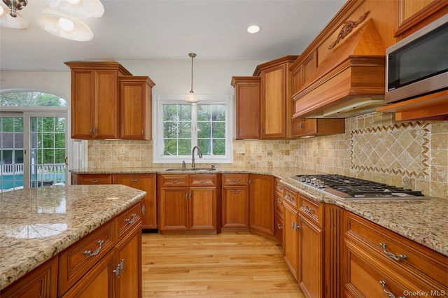 28 Heritage Court, Tuxedo Park, NY 10987