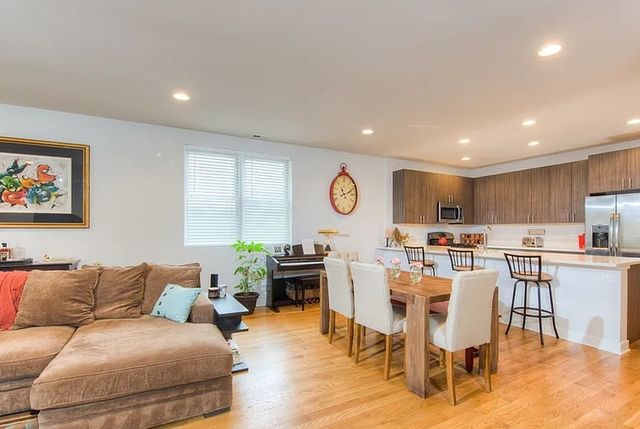 693 N Peoria Street 3S, Chicago, IL 60642