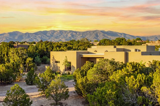 4 Rain Dance Court, Santa Fe, NM 87506