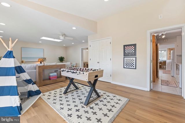 8113 CARROLL AVE, Takoma Park, MD 20912