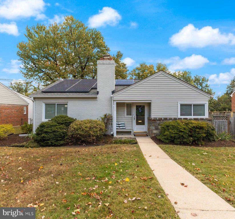 8113 CARROLL AVE, Takoma Park, MD 20912
