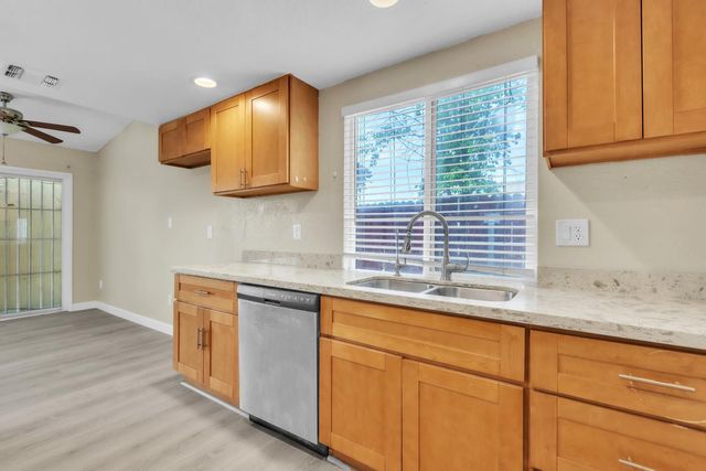 7304 Fletcher Farm Dr, Sacramento, CA 95828